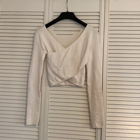 H&M Cropped Sweater Size Small - Picture 2 of 4